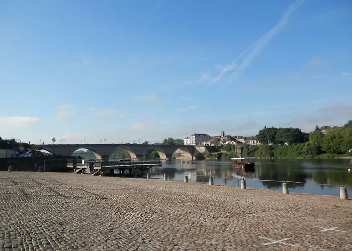 Couette Et Cafe Cyrano Бержерак